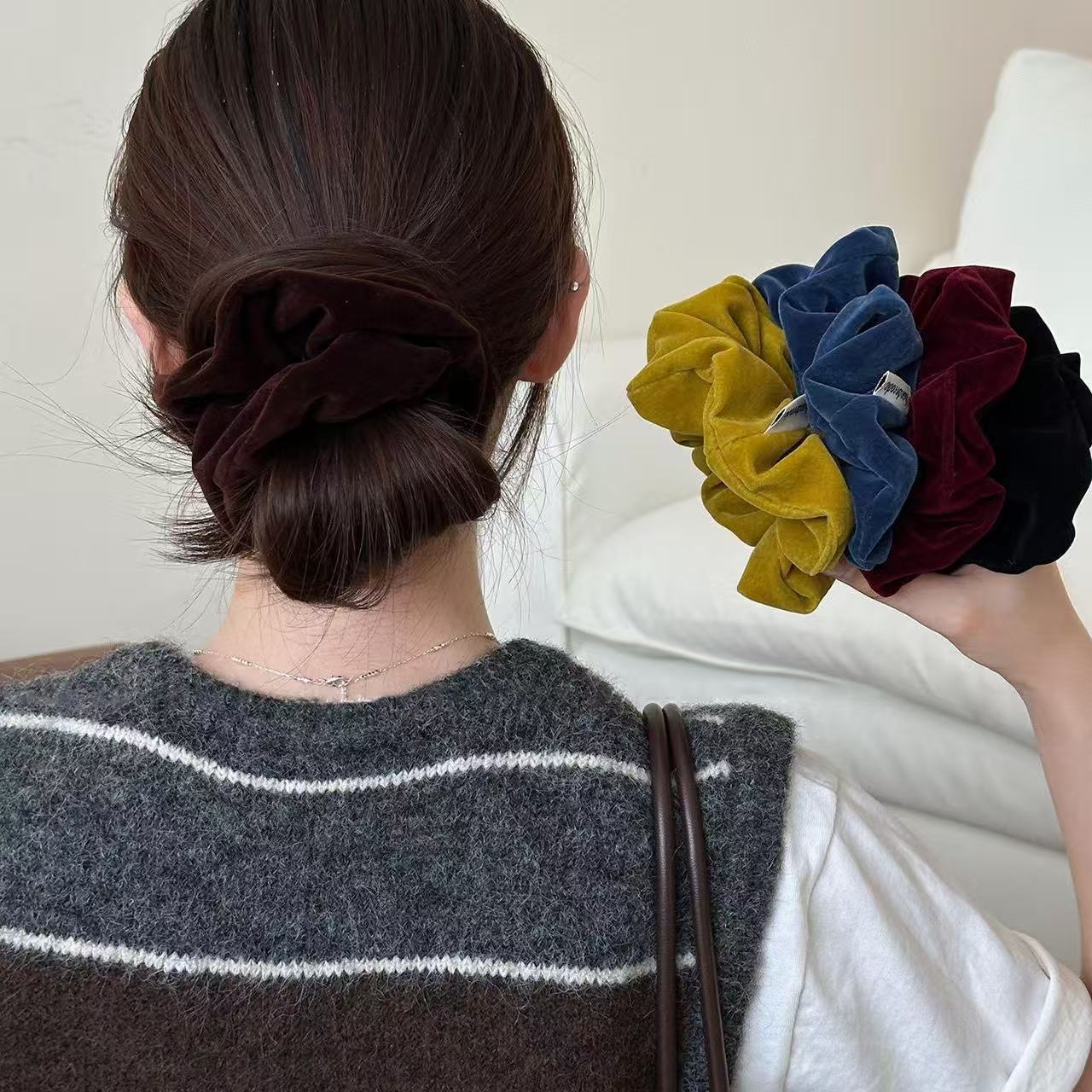 Travel Accessories Aesthetic - Ikat rambut beludru bergaya Korea yang